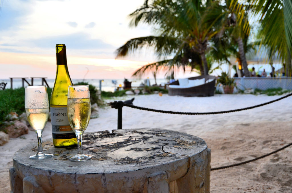 wyspa aruba - wakacje na arubie - atrakcje aruby - wino i zachód słońca